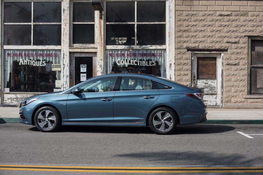  Hyundai Sonata PHEV 2015 года  (фото 21 из 35)